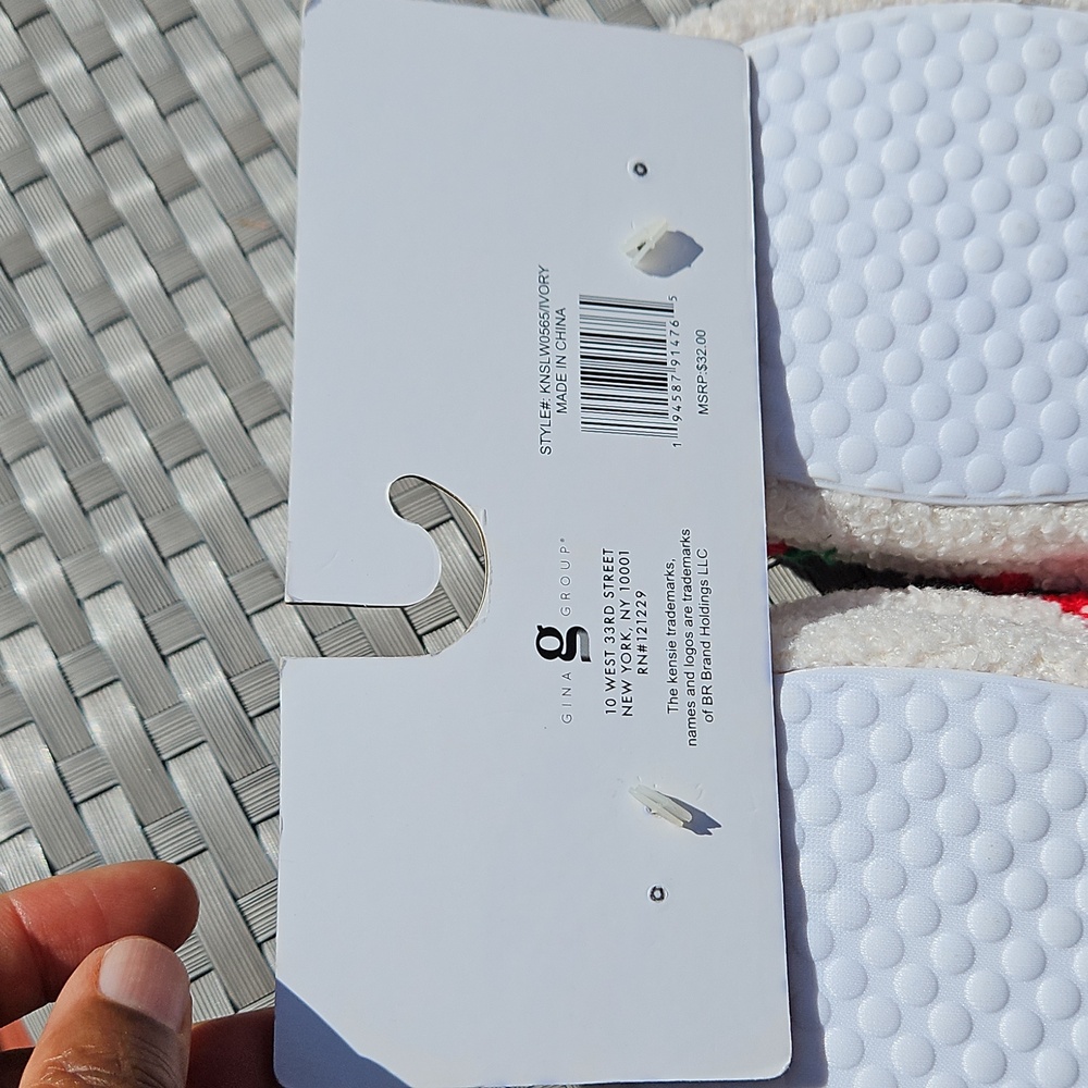 NEW WITH TAGS Kensie Size 6/7 Ivory Red Strawberries Fuzzy Memory Foam Slippers - Picture 17 of 17